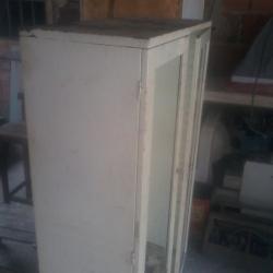 gabinete blanco de metal usado